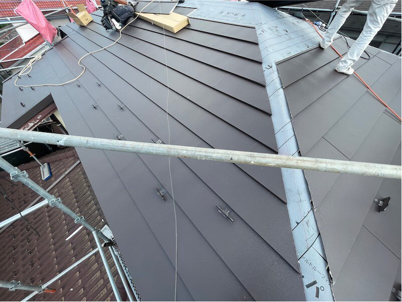 印西市の屋根吹き替え工事のガルバリウム鋼板の設置