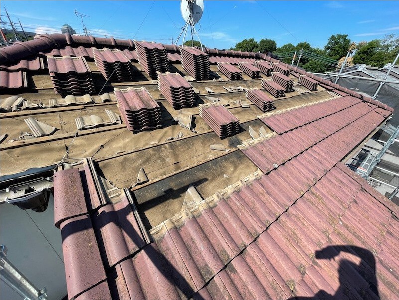 印西市の屋根吹き替え工事の瓦おろし