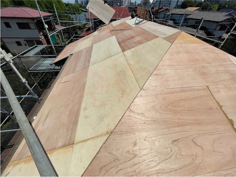 印西市の屋根吹き替え工事の野地板の設置