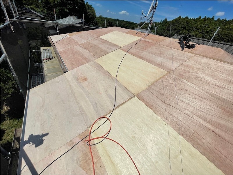 印西市の屋根吹き替え工事の野地板の設置