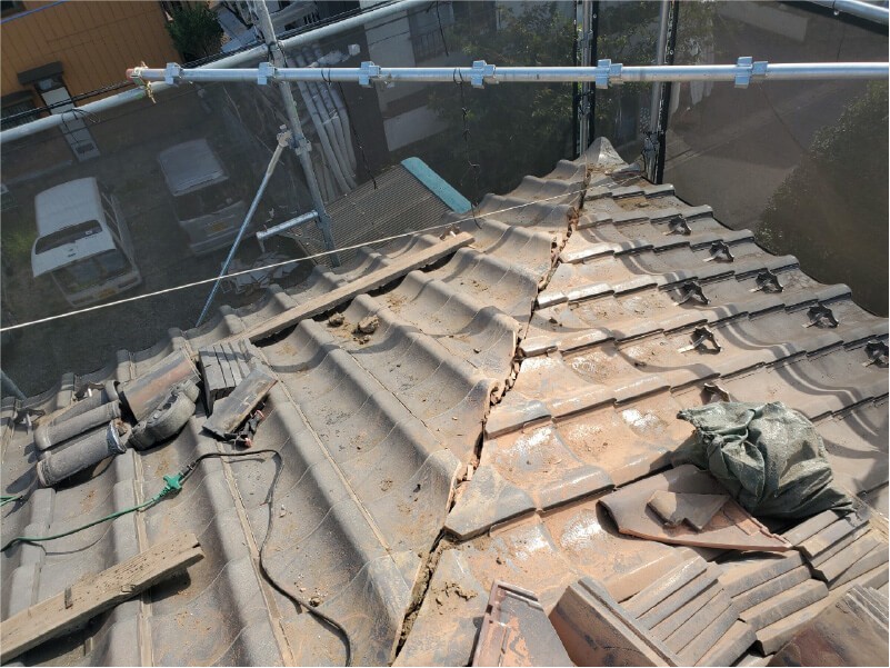 松伏町の屋根葺き直し工事の既存の瓦の撤去