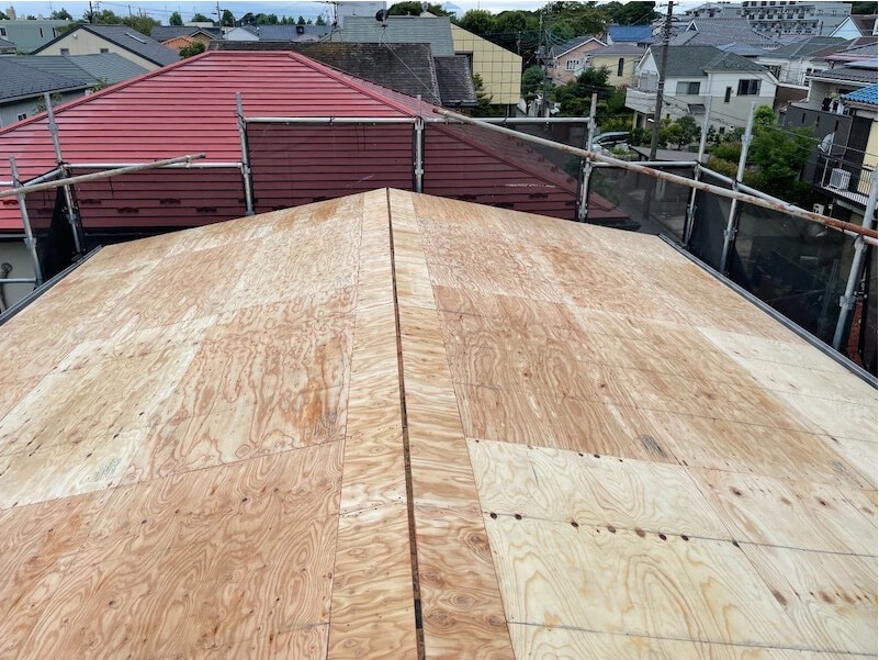 松戸市の屋根葺き替え工事の野地板の設置