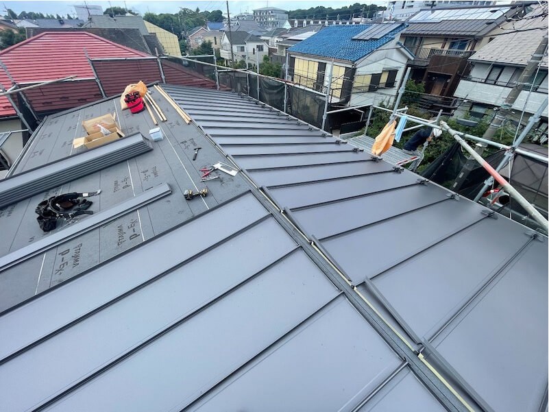 松戸市の屋根葺き替え工事の屋根材の設置