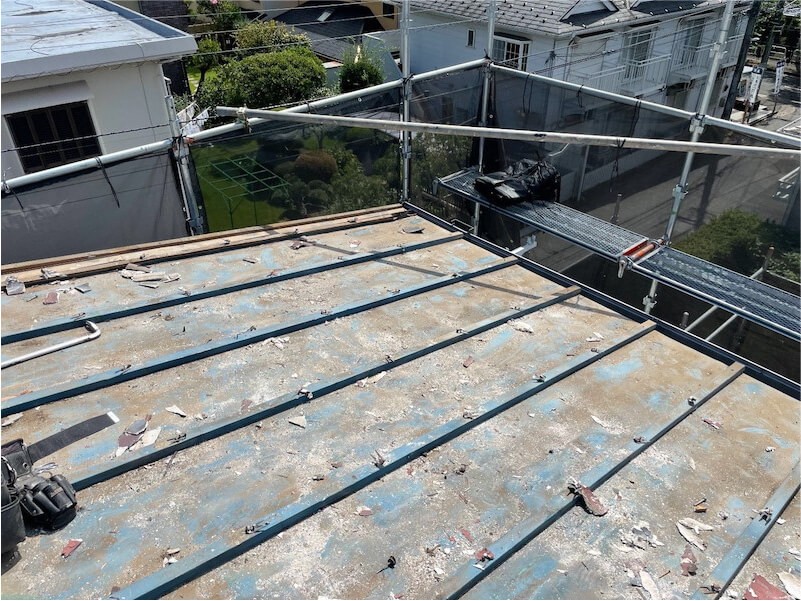 松戸市の屋根葺き替え工事の既存屋根材の撤去