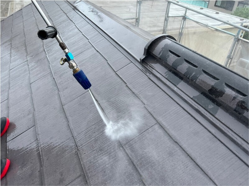 市川市の屋根塗装の高圧洗浄の様子