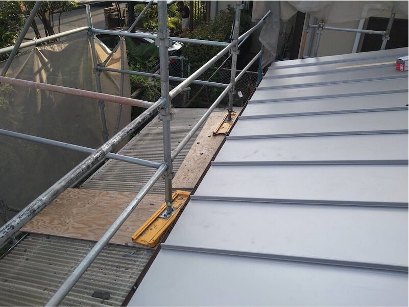四街道市の屋根葺き替え工事の下屋根の葺き替え工事のガルバリウム鋼板の設置