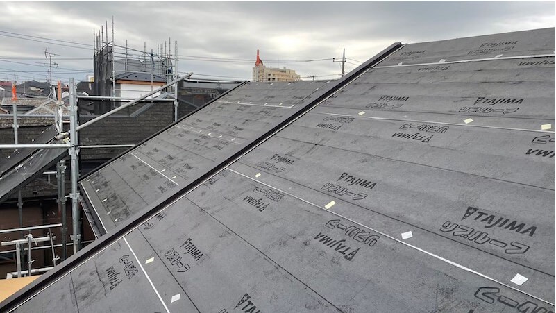 市川市の屋根リフォームの防水シートの設置