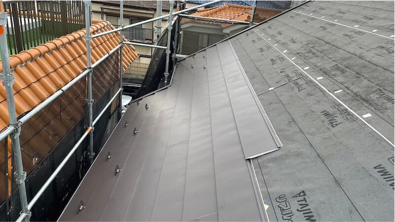 市川市の屋根リフォームのガルバリウム鋼板の設置