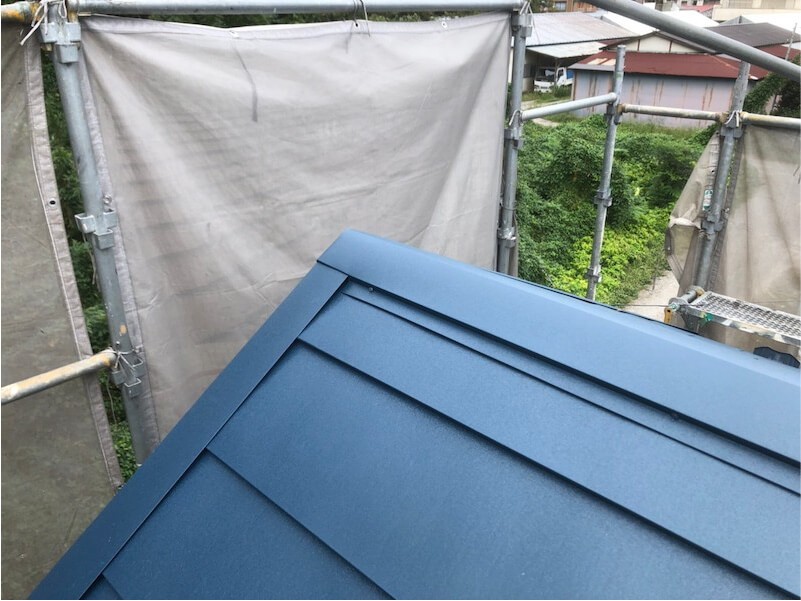 千葉市緑区の屋根カバー工法のガルバリウム鋼板の設置
