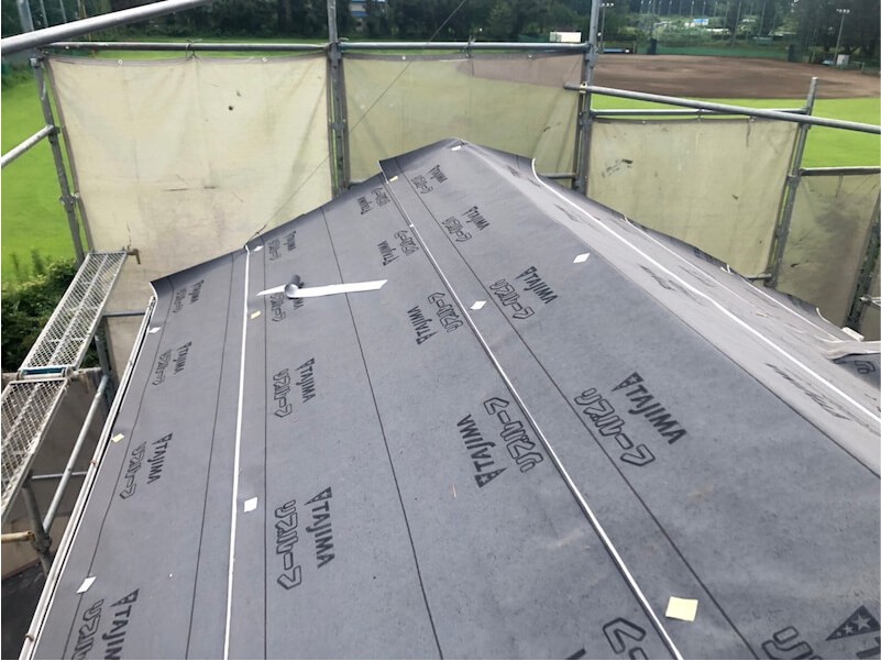 千葉市緑区の屋根カバー工法の防水シートの設置
