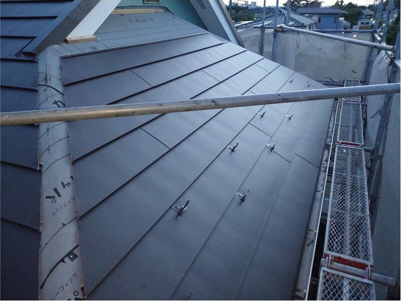 我孫子市の屋根リフォームのガルバリウム鋼板の設置