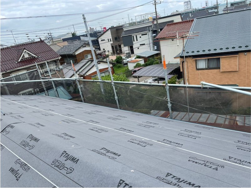 鴻巣市の屋根リフォームの防水シートの設置