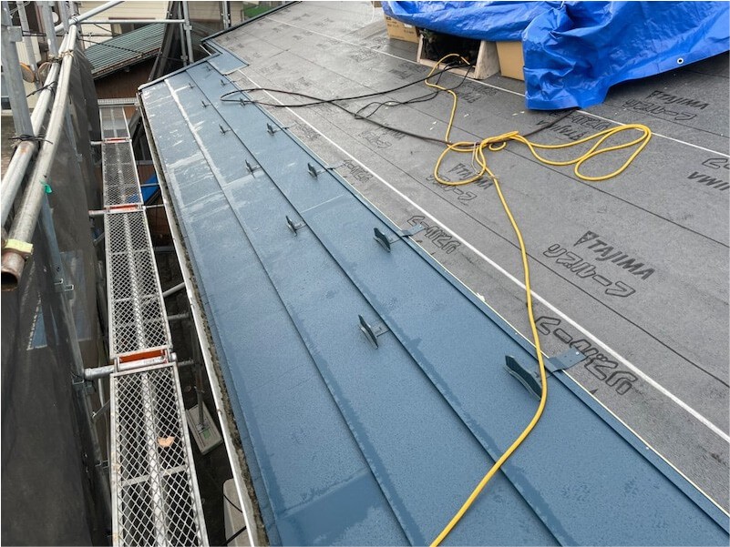 鴻巣市の屋根リフォームのガルバリウム鋼板の設置