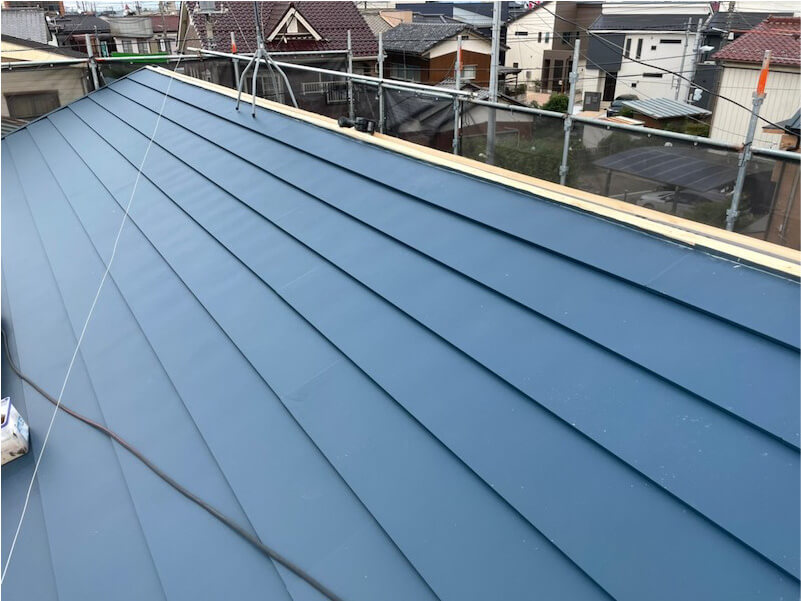 鴻巣市の屋根リフォームのガルバリウム鋼板の設置