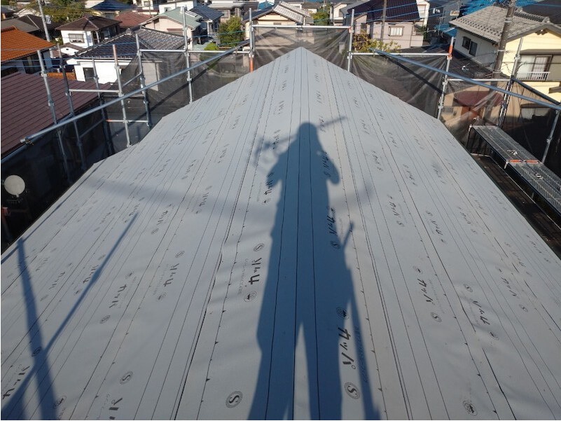 坂戸市の屋根葺き替え工事の防水シートの設置