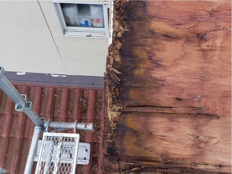 鎌ヶ谷市の屋根修理の屋根材の撤去