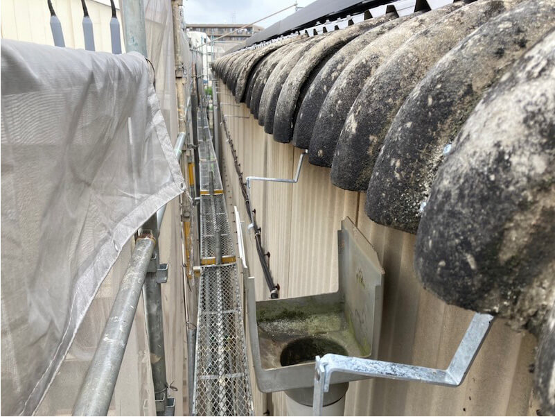市川市の雨樋交換工事の固定金具の設置