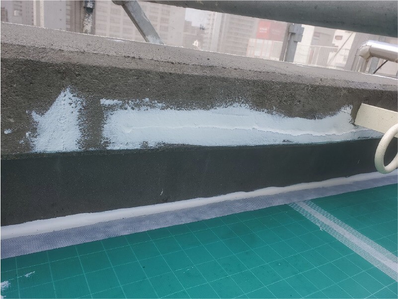 船橋市の屋上防水工事のひび割れの補修