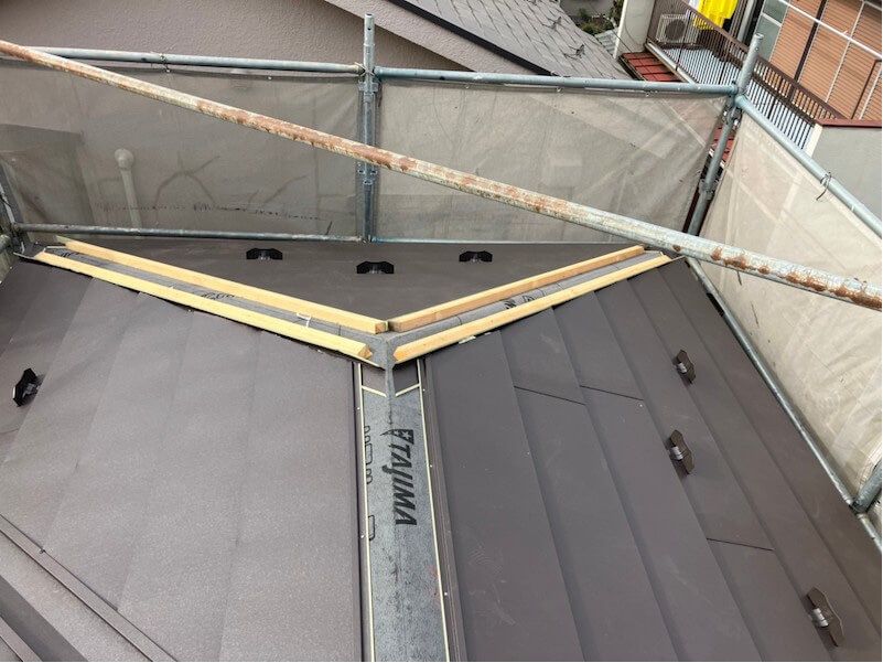 柏市の屋根リフォームのガルバリウム鋼板の設置