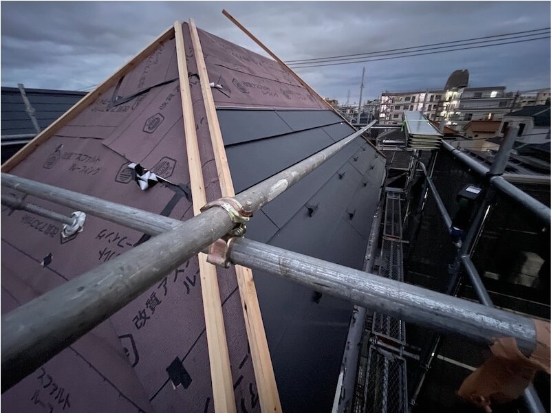 葛飾区の屋根リフォームのガルバリウム鋼板の設置