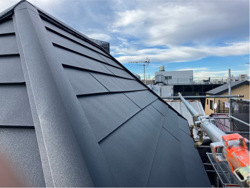 葛飾区の屋根リフォームのガルバリウム鋼板の設置