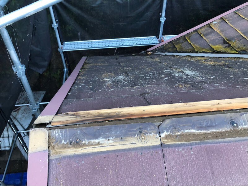 印西市の屋根リフォームの棟板金の撤去