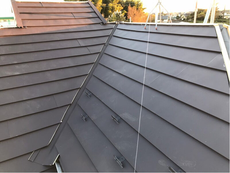 青梅市の屋根リフォームのガルバリウム鋼板の設置