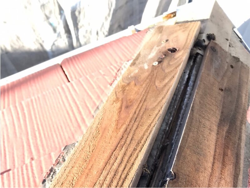 青梅市の屋根リフォーム棟板金の撤去