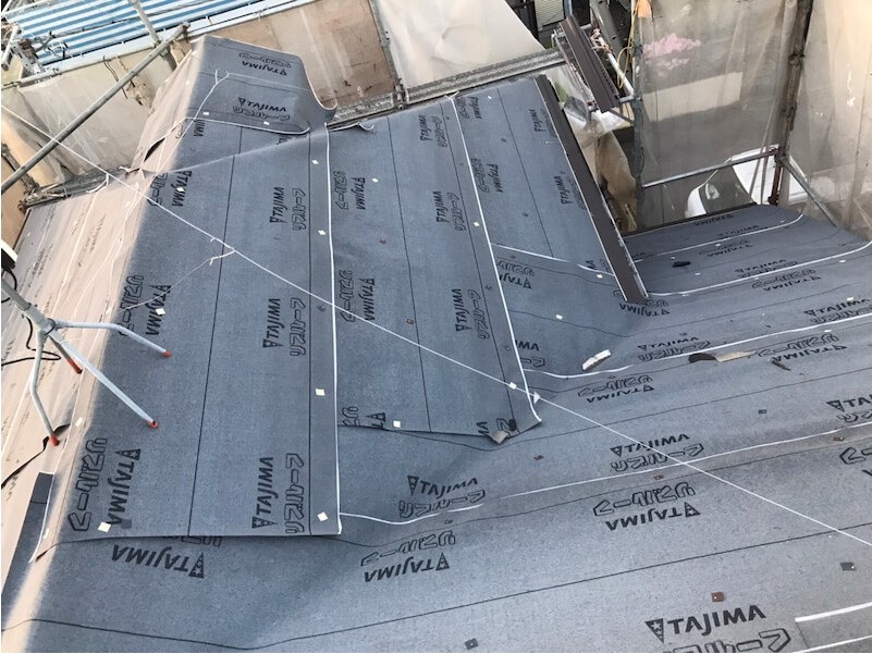 青梅市の屋根リフォームの防水シートの設置
