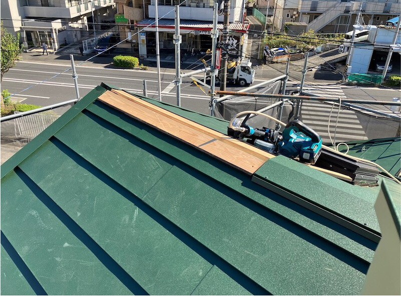 横浜市の屋根リフォームのガルバリウム棟板金の設置