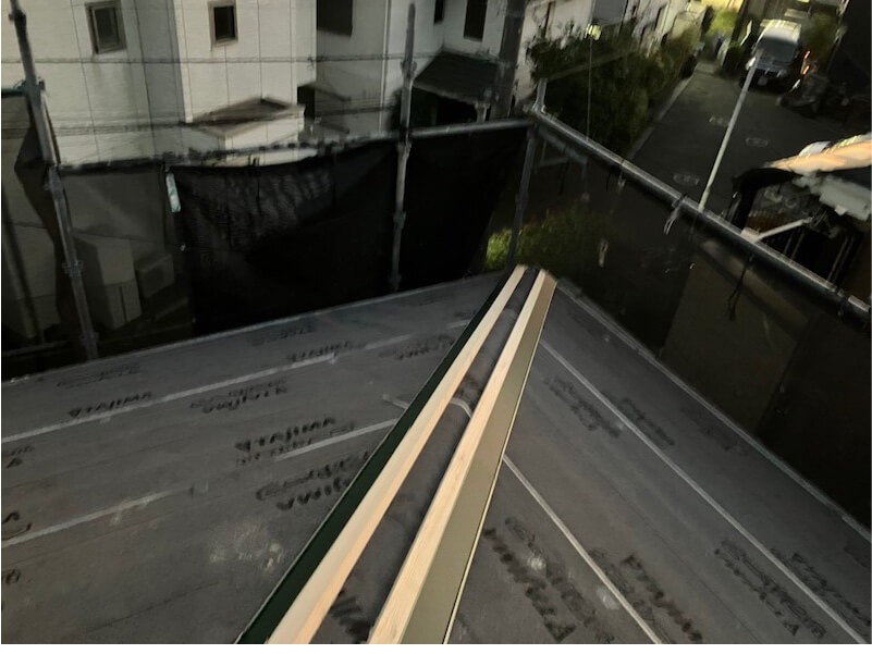 横浜市の屋根リフォームの棟下地の設置