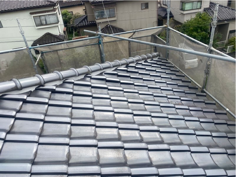 山武市の屋根の棟の取り直し工事の施工中の様子