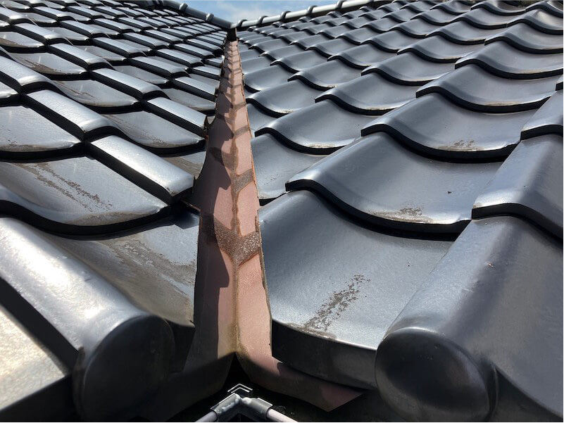 山武市の屋根の棟の取り直し工事の施工前の様子