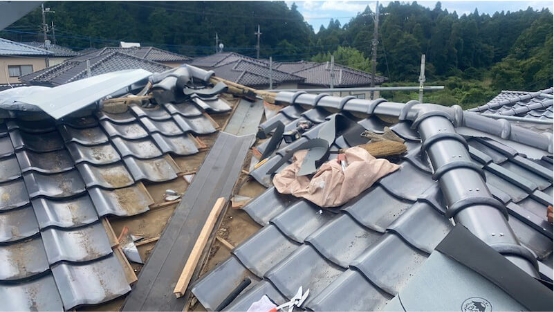 山武市の屋根の棟の取り直し工事の谷樋の交換