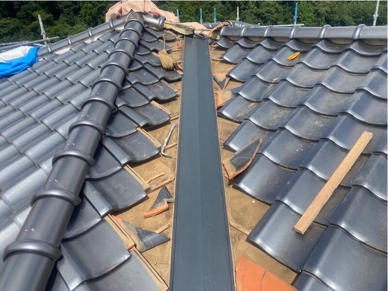 山武市の屋根の棟の取り直し工事の谷樋の交換