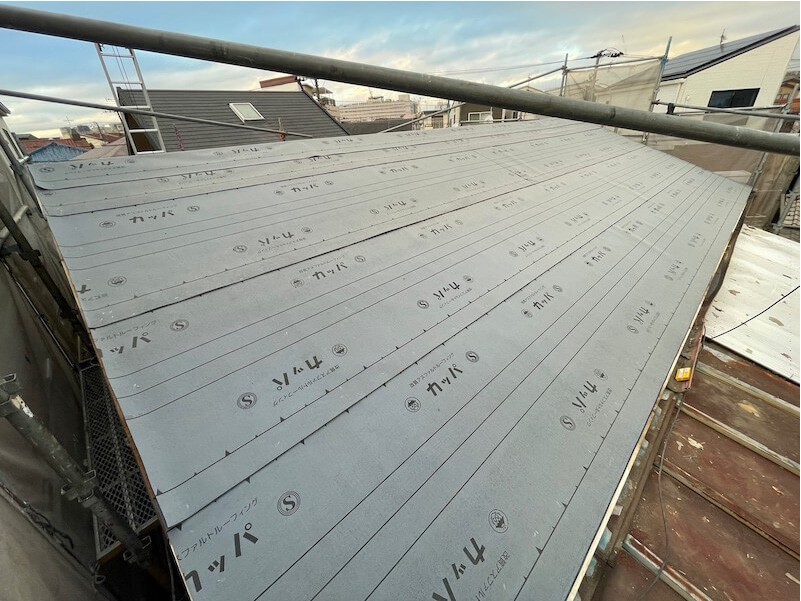 川崎市の屋根葺き替え工事の防水シートの設置
