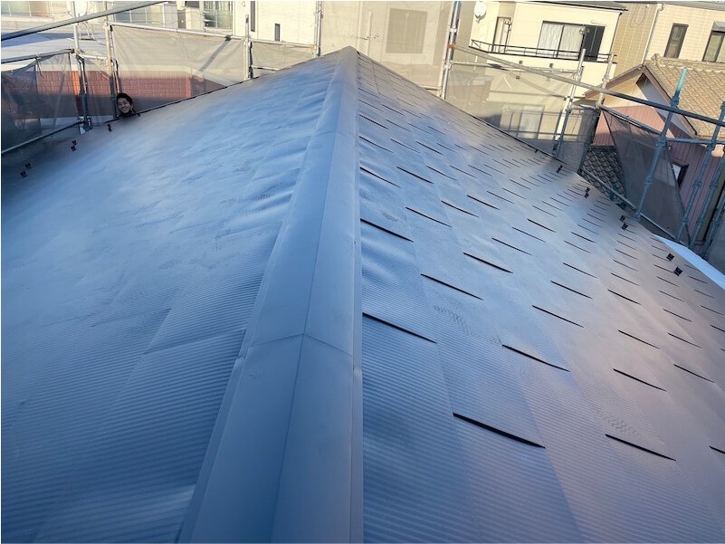 川崎市の屋根葺き替え工事のガルバリウム鋼板の設置
