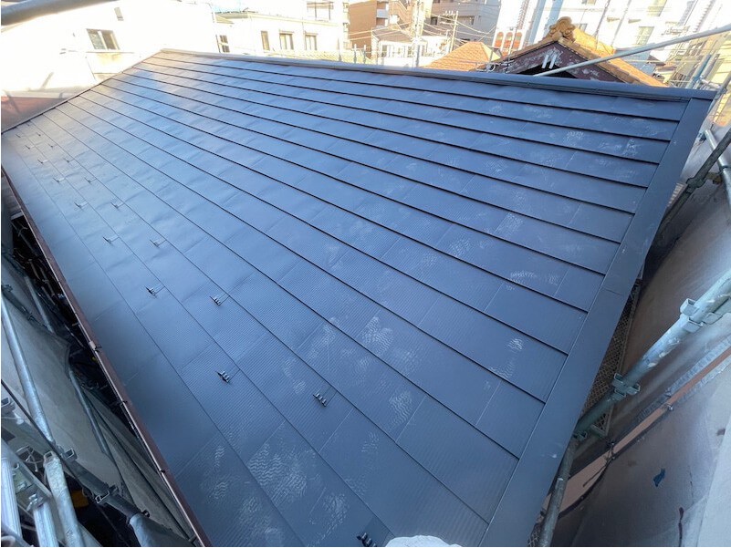 川崎市の屋根葺き替え工事のガルバリウム鋼板の設置