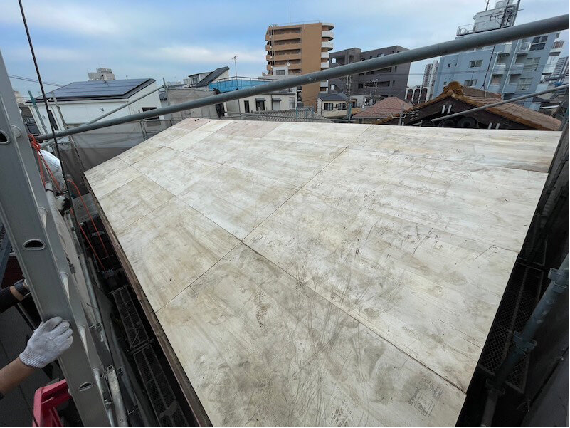 川崎市の屋根葺き替え工事の野地板の設置