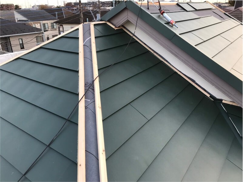 三鷹市の屋根リフォームのガルバリウム鋼板の設置