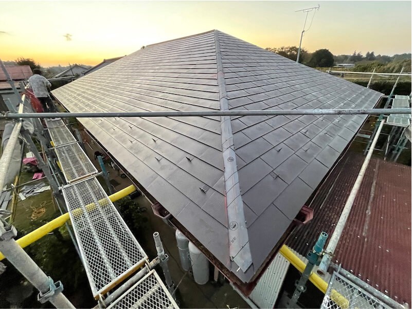 成田市の屋根葺き替え工事のガルバリウム鋼板の設置