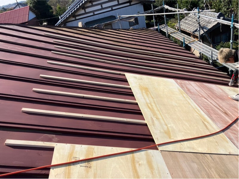 成田市の屋根葺き替え工事の野地板の設置