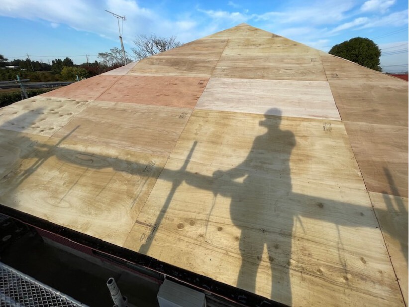 成田市の屋根葺き替え工事の野地板の設置