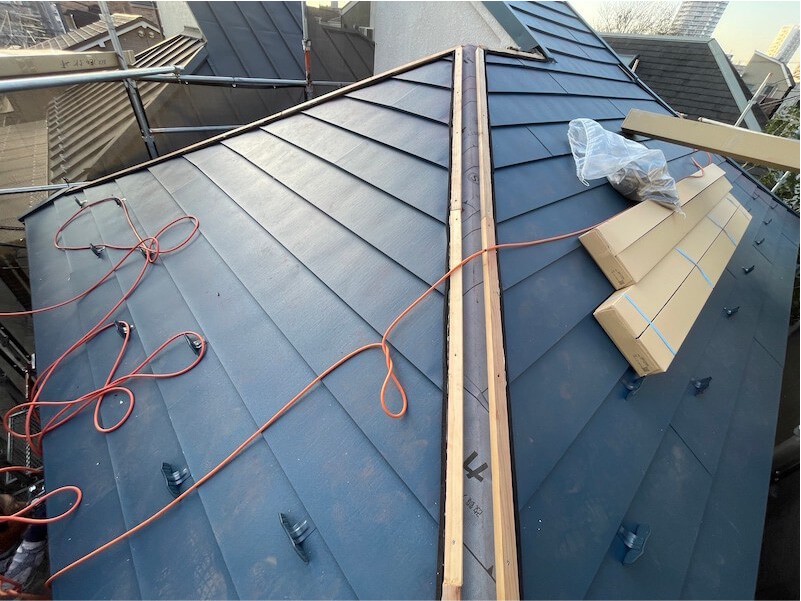 北区の屋根カバー工法のガルバリウム鋼板の設置