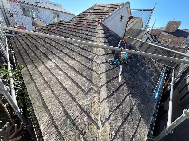 北区の屋根カバー工法の棟板金の撤去