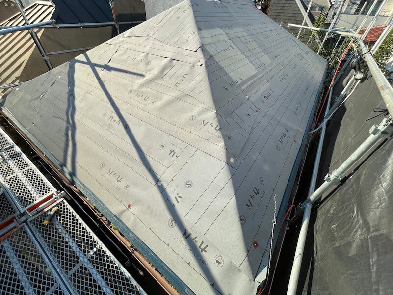北区の屋根カバー工法の防水シートの設置