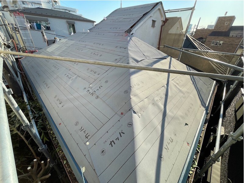 北区の屋根カバー工法の防水シートの設置