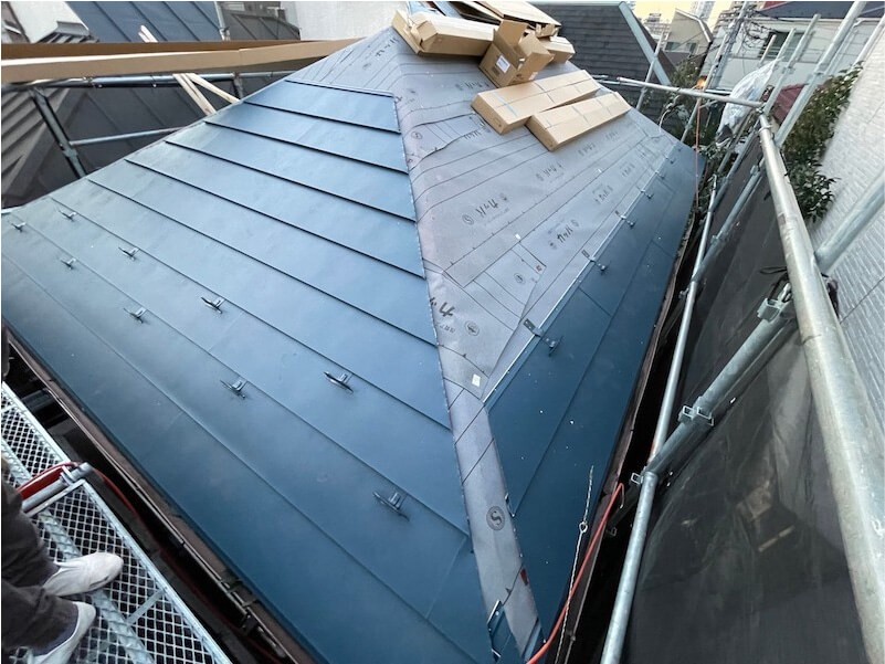 北区の屋根カバー工法のガルバリウム鋼板の設置