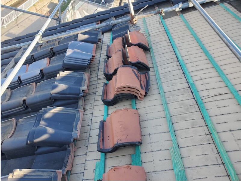 相模原市の屋根の葺き直し工事の瓦の撤去