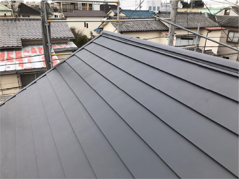 調布市の屋根葺き替え工事のガルバリウム鋼板の棟板金の設置